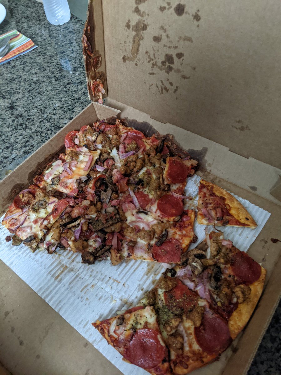 LindaSc60490794's tweet photo. Ordered a pizza for dinner tonight...I've never had a pizza that looked like this when I opened it up...@pizzahut I've called and asked for a refund. https://t.co/FKojzlPKnK