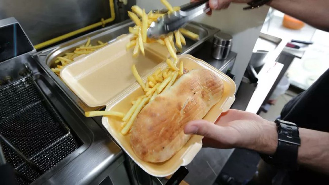 🥙 FLASH - Les traditionnelles boîtes en polystyrène des #kebabs sont interdites depuis aujourd’hui en #France. Ces #emballages ne peuvent plus être proposés, comme le prévoit la loi #antigaspillage sur la fin progressive des plastiques à usage unique. (France Info)
