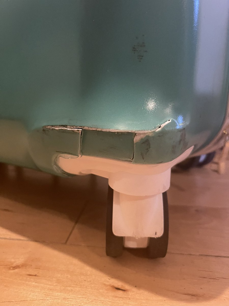 sarahspecht's tweet photo. @Delta Your commitment to damaging my bags also happened. https://t.co/l2lYPtFSPC