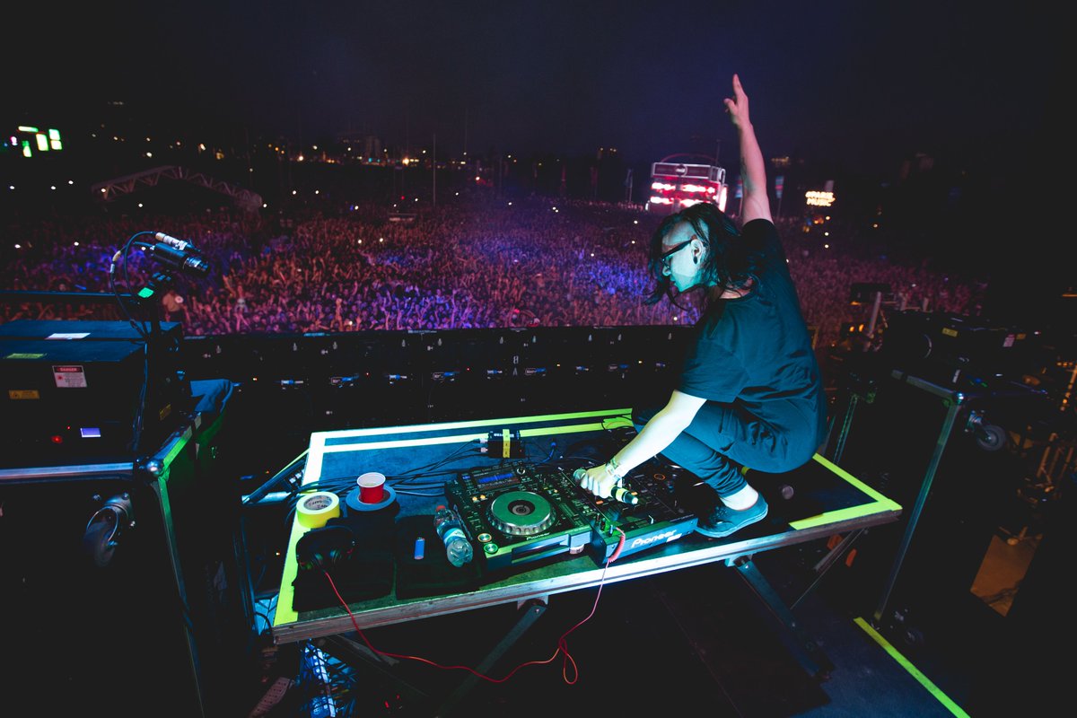 SubstantivoP's tweet photo. Crônica da série Terra Estrangeira, @PabloCapistrano e o conflito geracional na viagem com uma sobrinha sobre o @lollapaloozacl em 2015. Ele queria ver @RobertPlant e Jack White, ela, Calvin Harris e @Skrillex  

"Dionísio eletrônico": https://t.co/NJ4YonWD7U

@LollapaloozaBr https://t.co/s3XdLhL5nk