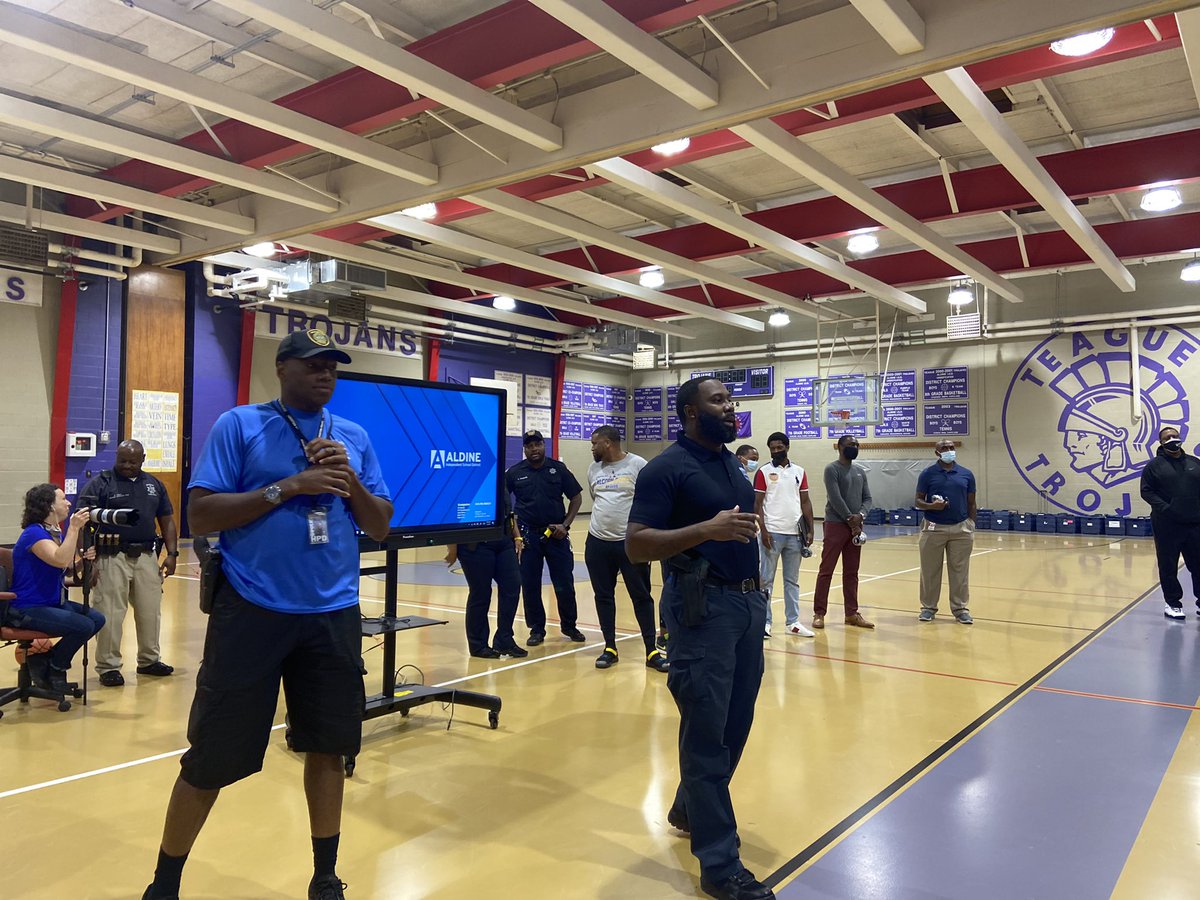 lstoliver12's tweet photo. I want to thank the PALS from HPD for coming to present at Teague today! Our kids love it! @TeagueMS_AISD @TeagueLMC @Aldine_FACE @AldineISD https://t.co/8gcBwX5plP