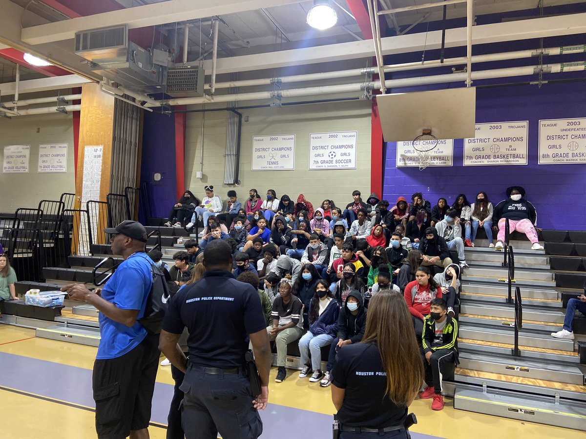 lstoliver12's tweet photo. I want to thank the PALS from HPD for coming to present at Teague today! Our kids love it! @TeagueMS_AISD @TeagueLMC @Aldine_FACE @AldineISD https://t.co/8gcBwX5plP