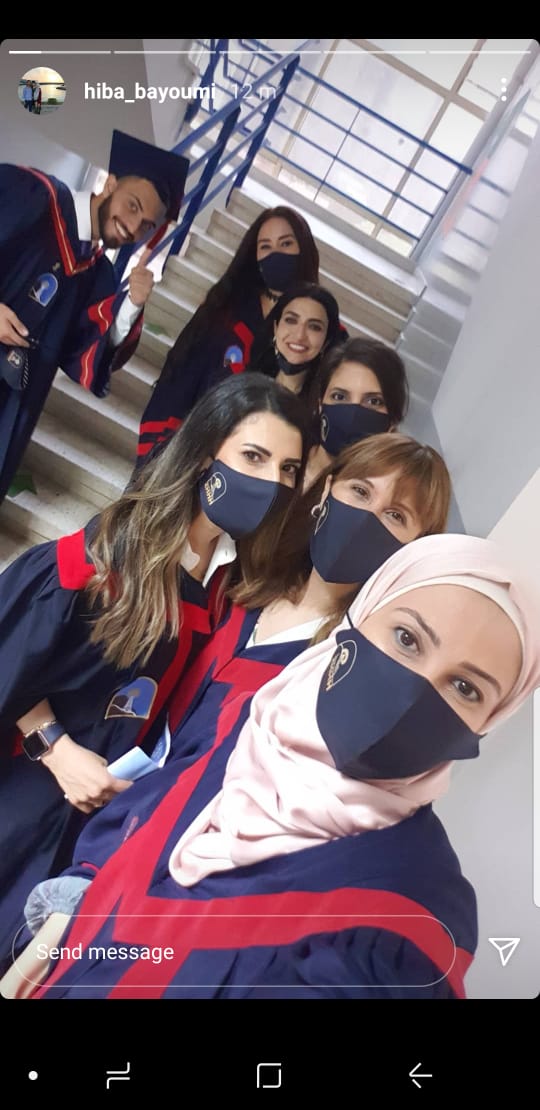 hariri_amira's tweet photo. عادت الضحكة على وجوهنا بلقاء الزملاء والزميلات الكرام بعد غياب طويل بسبب جائحة كورونا في حفل تخرج الدفعة ١٣ للعام الأكاديمي ٢٠٢١-٢٠٢. كل عام وانتم بخير والف مبروك لجميع الخريجين @Hhhsinfo @jana_abuorm https://t.co/cvwuCozNge