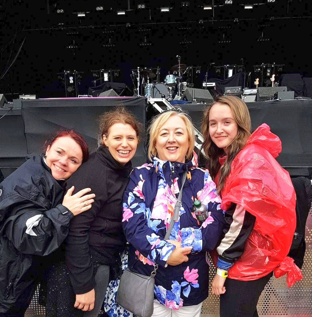 @jamesor_music @ItsShaneDunne @TheCoronas It sure was. Met you there, Jimmy. 🤗🤗🤗
 Nothing feels better than front row @TheCoronas gigs & that one was special❤❤  
@emergalway @aviepavie @Shannon_Rawrx @metiu74