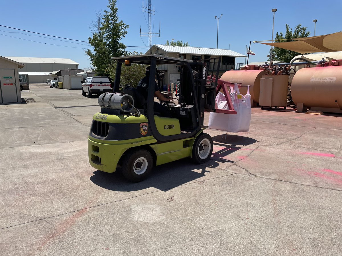 CALFIRE_ButteCo's tweet photo. CAL FIRE Butte Unit is supporting other units with fires north of us. We have a strike team of 5 engines, a strike team of two dozers, and 3 overhead personnel out of the unit. Our #ChicoAirAttackBase is also supporting those fires and any others that start locally. https://t.co/Ray1IRjTcB
