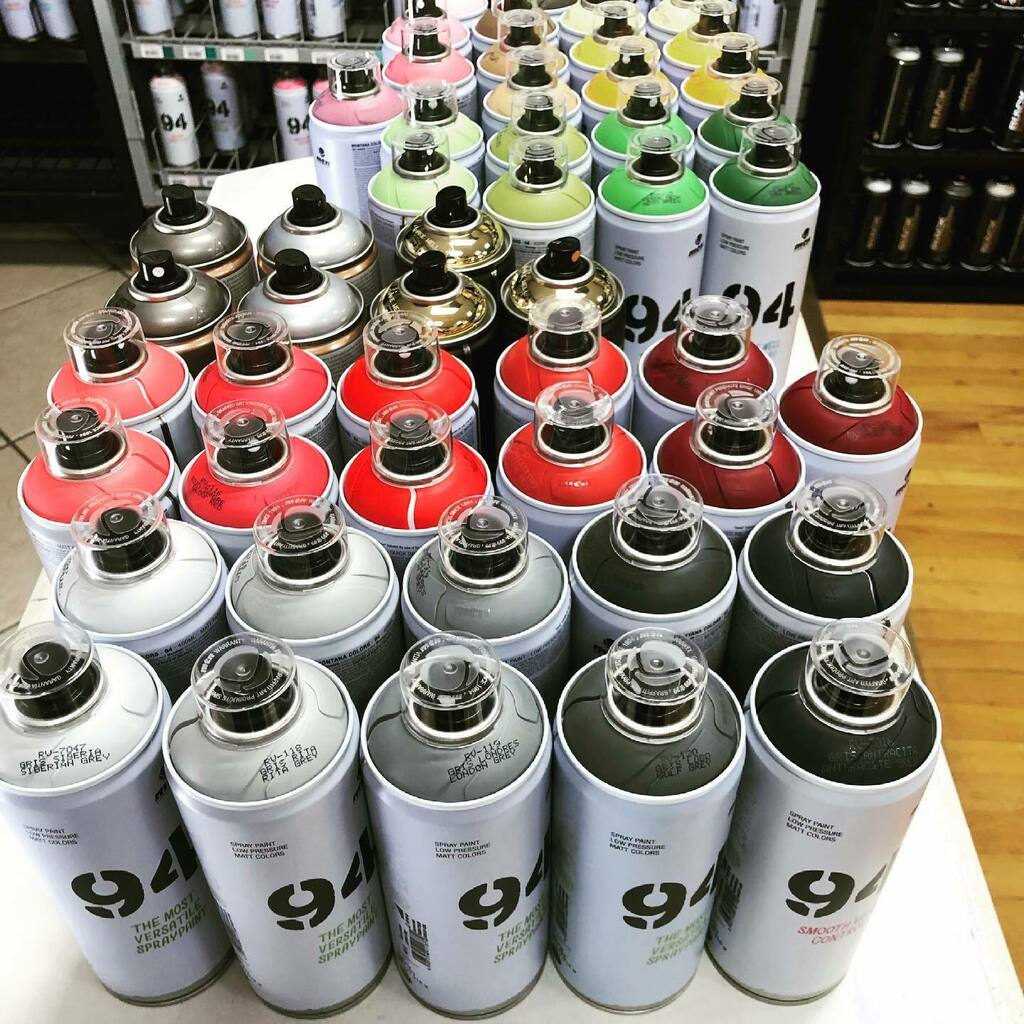 Artissin's tweet image. Shop Life @mattkressart stopped by. #mtn94 #montanacans #mtncolors #montanablack #fatcaps #shoplocal #graffshop #graffitishop #murals #colors #artissin #dtsp #saintpetersburg #live #love #strive #graffiti #grafflife #saintpete instagr.am/p/CQzGp2msam_/