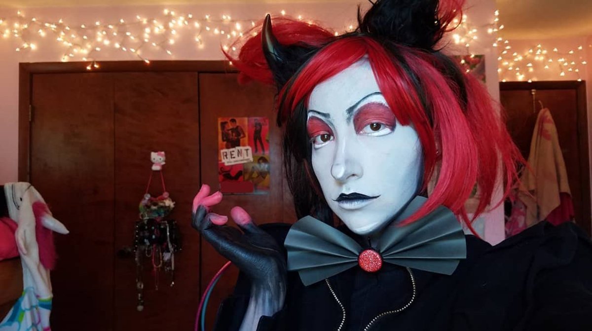 ShimmerSFX's tweet photo. @VivziePop, if u would notice my cosplay of Alastor, that would b vry fresh &amp; cool of u 😳!! ❤🖤 I luv ur art, thank u 4 sharing it with da world!!

#HazbinHotel #Cosplay #HelluvaBoss #Alastor https://t.co/E914pTBvbB