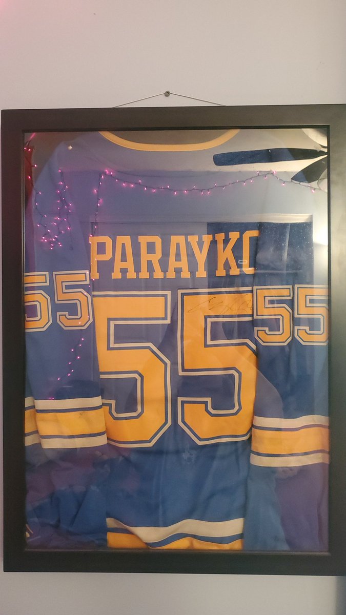 It took me a while but I finally hung up my Parayko jersey that I got signed at the parade.
#stlblues #LetsGoBlues