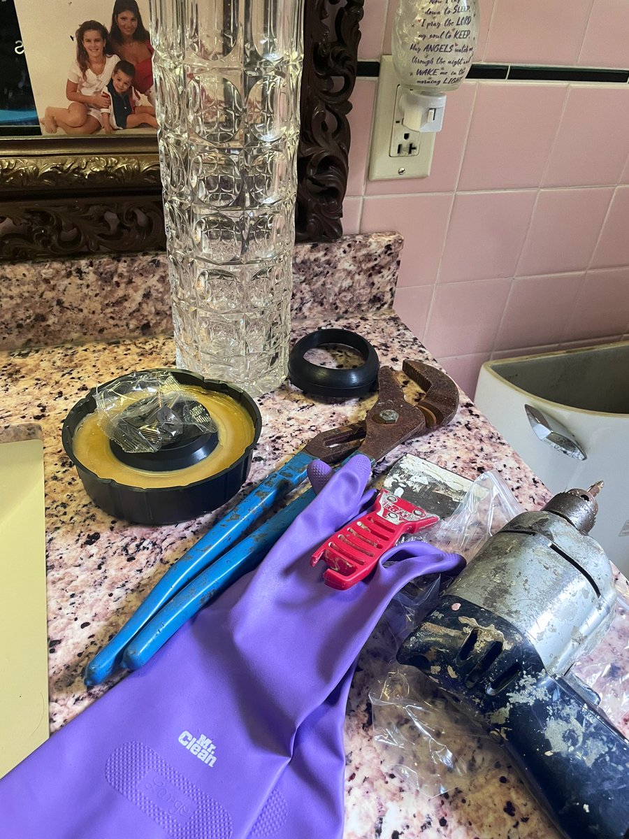 Soulcrusher7161's tweet photo. U walk in to buy a toilet seat,ya buy a whole toilet🤷🏻♀️
Who knew what was missin'out of your life was Dual Flush🤪
AWESOMENESS is in the eye of the beholder just like BEAUTY
*Daily reminder:All the ladies feelin not so awesome
UR FKN AWESOME+U HAVE A NICE AZZ #Dont4GetThat✌🏽💋 https://t.co/it6gOWSBMM