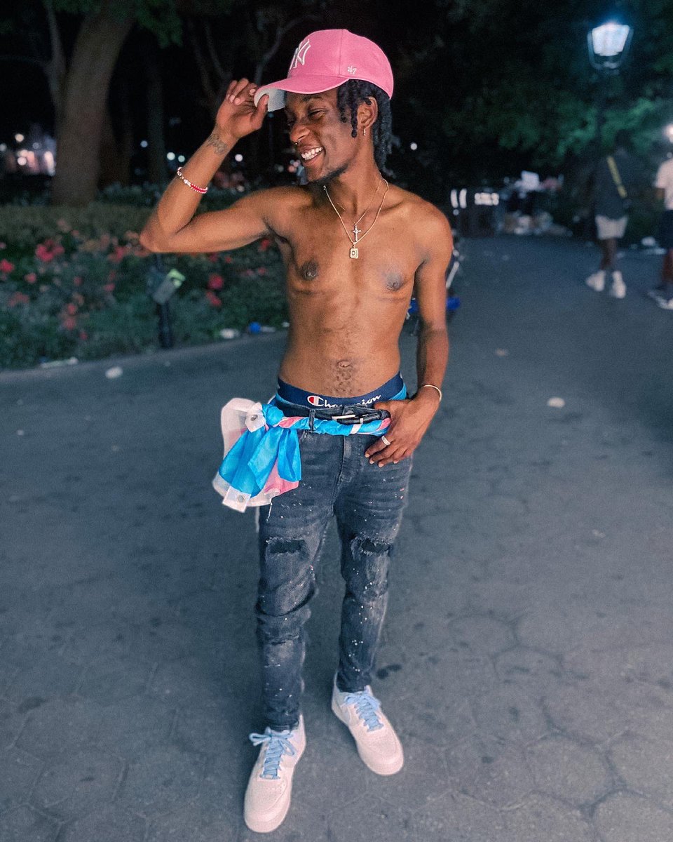 dayroomdash's tweet image. 1st pride shirtless. I ain’t take advantage of my insurance for no reason. y’all gon see my brown nipples, my scars, the chest hair that’s apparently just starting to come in, my fish birth mark, the bod. y’all finna see it all 🤎

#TransmanThirstdae #transniggathirstdae