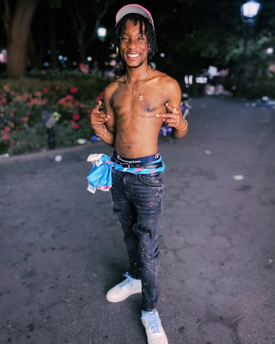 dayroomdash's tweet image. 1st pride shirtless. I ain’t take advantage of my insurance for no reason. y’all gon see my brown nipples, my scars, the chest hair that’s apparently just starting to come in, my fish birth mark, the bod. y’all finna see it all 🤎

#TransmanThirstdae #transniggathirstdae