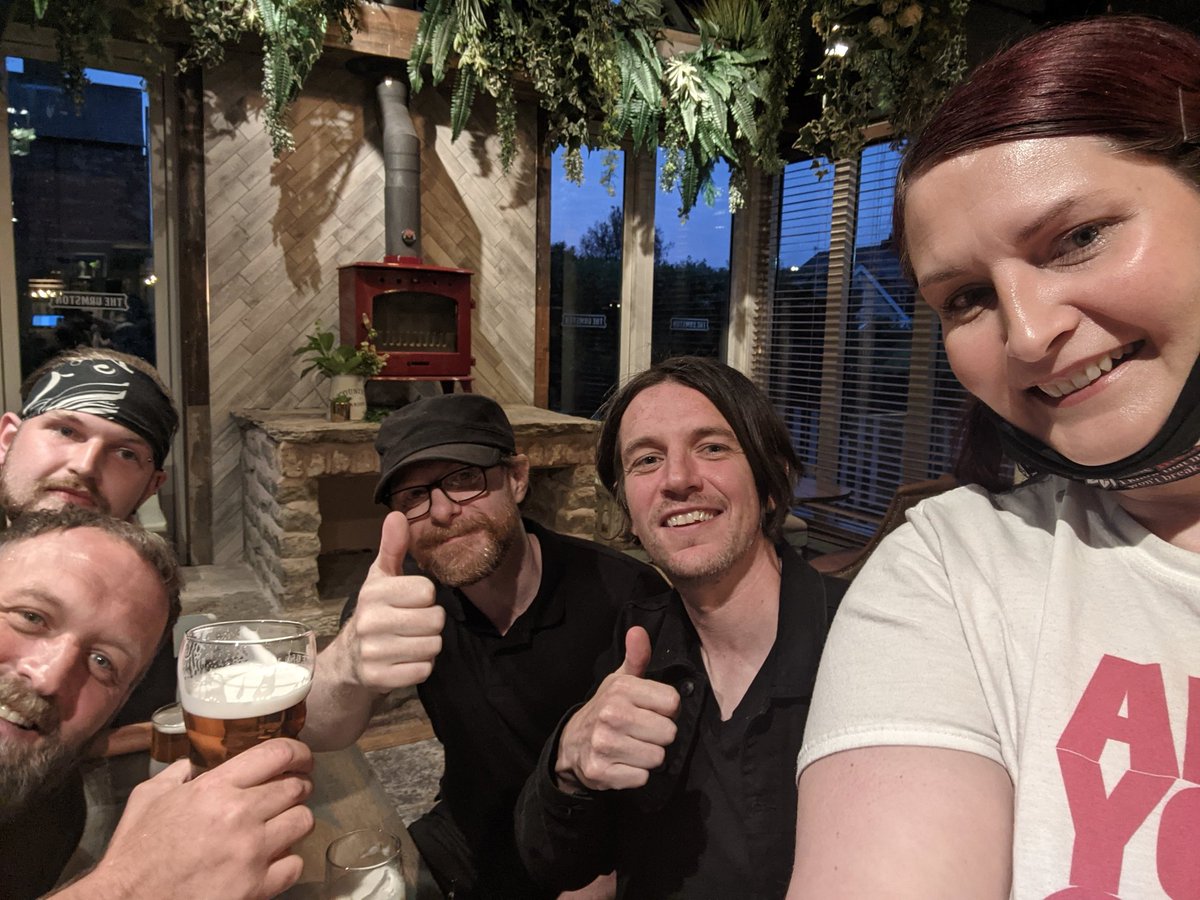 ShazHolt's tweet photo. #CartersCrowd are aiming to win on the @HotSpotQuiz @TheUrmston tonight!! We need to beat my fave #manchesterband @mercurymachine !! πππ€π€ https://t.co/toxpZ18Dhz