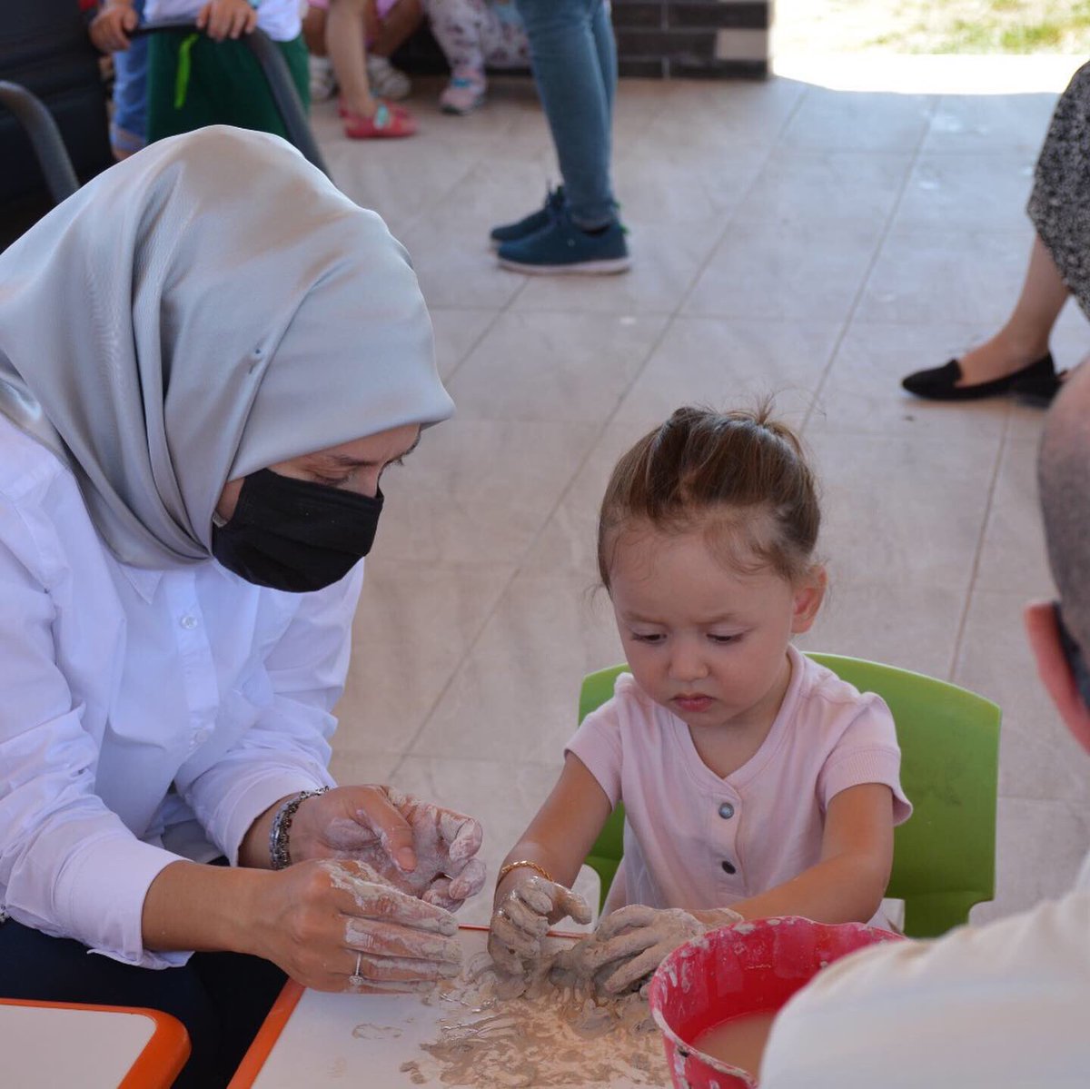 Kaymakam Osman Bilici, Ali Rıza ve Havva Kara Anaokulunu’nun “Çömlek ve Beceri Atölyesi”ni ziyaret etti.
Unutulmaya yüz tutmuş el sanatlarından biri olan çömlekçiliği öğrenen minikler, küçük dokunuşlar ile çamura şekil vererek çömlek yapmayı öğrendi.