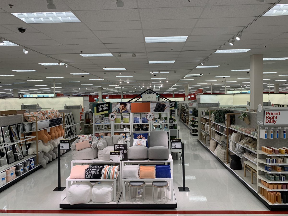 It’s that time of year again!BTCxHomeInnovation. Shout out to Home DBO Angie and TM Daniela for doing an amazing job executing this set. Come shop 📚📓📒 #Target #WestLoop