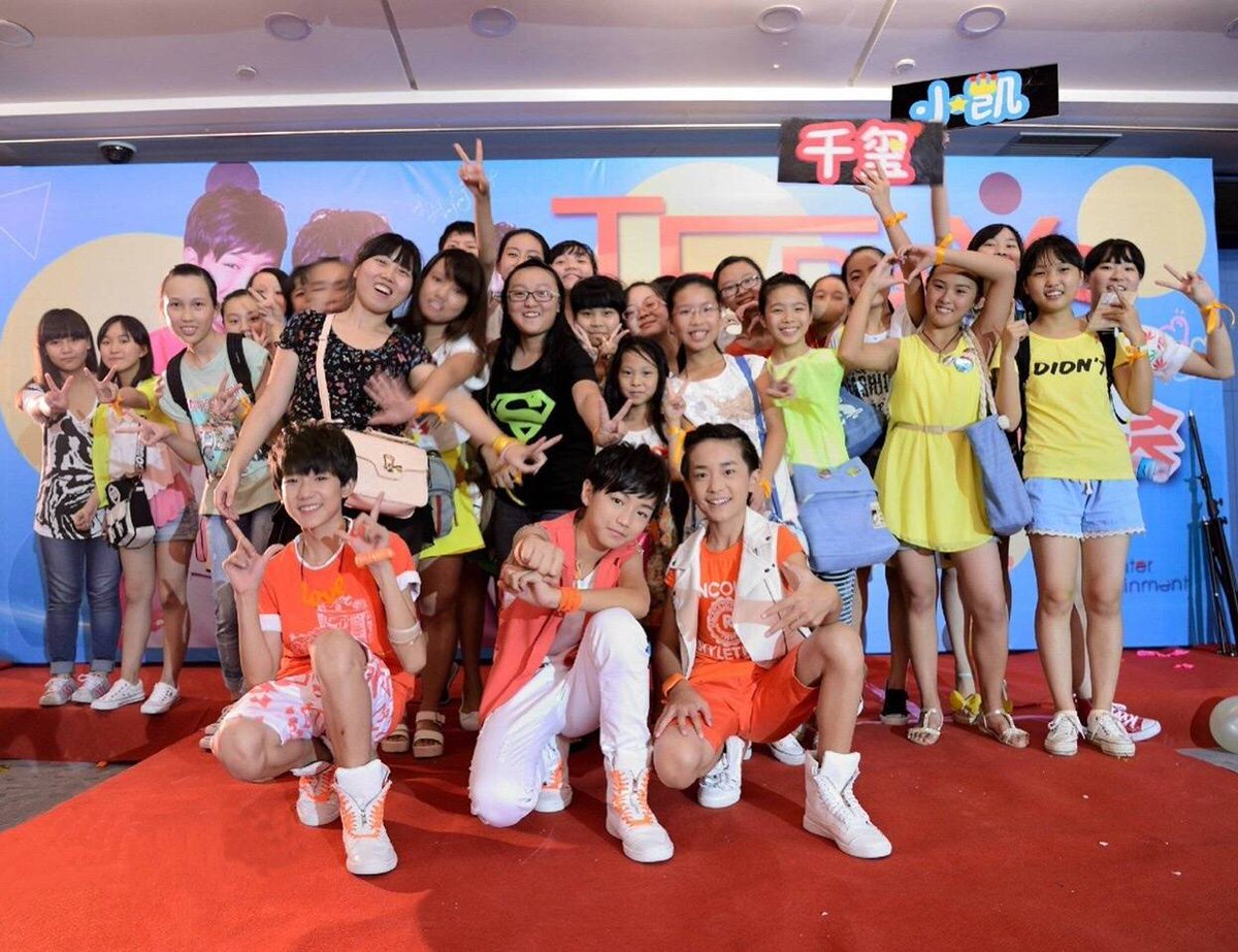 Pimmie_hothead's tweet photo. จากตอนเริ่มต้นเดบิวต์ใหม่ ๆ มีคนมาดูนิดเดียวในวันนั้น สู่คอนเสิร์ตและอีเว้นท์ต่าง ๆ ที่มีผู้แย่งชิงในการมาเข้าชมหลักล้านในวันนี้

#TFBOYS https://t.co/wbBySY9PlC