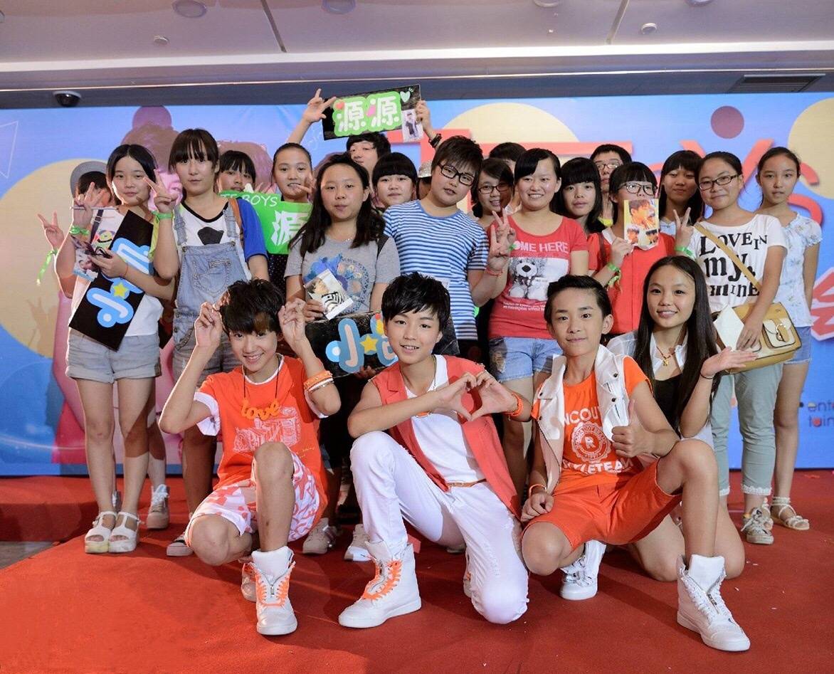 Pimmie_hothead's tweet photo. จากตอนเริ่มต้นเดบิวต์ใหม่ ๆ มีคนมาดูนิดเดียวในวันนั้น สู่คอนเสิร์ตและอีเว้นท์ต่าง ๆ ที่มีผู้แย่งชิงในการมาเข้าชมหลักล้านในวันนี้

#TFBOYS https://t.co/wbBySY9PlC