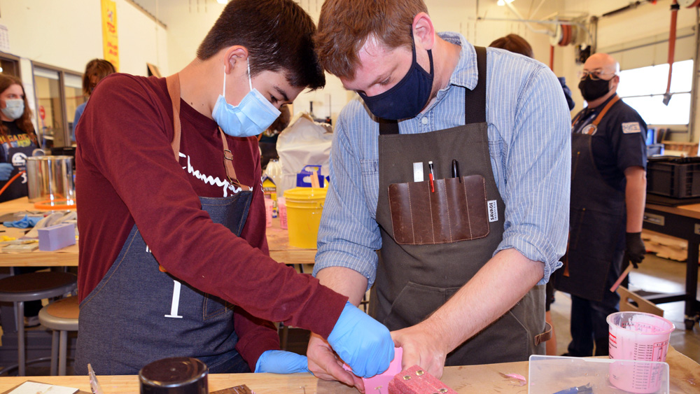 OlympiaSchools's tweet photo. It's hard to tell at first whether students in the shop are playing or working during Olympia High School's 3D Design and Fabrication class. One thing is for sure, they are learning. 🐻🤖💻 
https://t.co/hhCBdRAnMU https://t.co/gGzOibXz7B