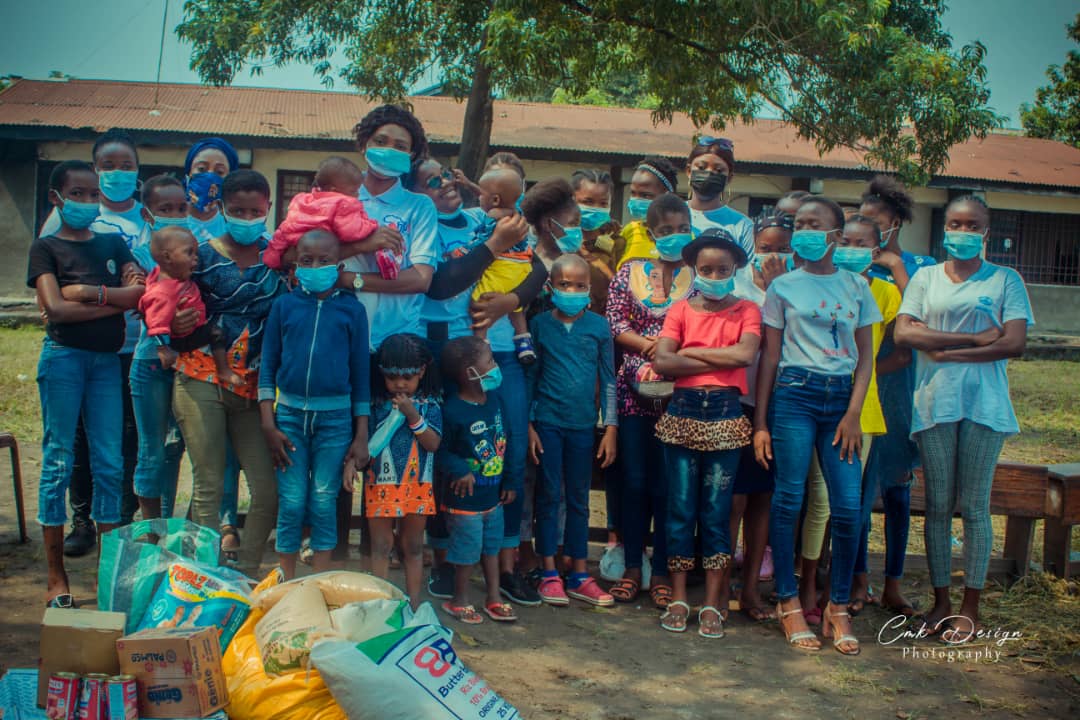 kasai_la's tweet photo. #RDC: l'ONG FEMME DYNAMIQUE POUR LE CHANGEMENT par le biais de la présidente Tabitha KASILI a apporté le message de soutien aux orphelines ainsi que les denrées alimentaires ce mercredi 30 juin 2021 à  l'orphelinat HOPE.
c/ de LIMETE sur l'AV. LUMUMBA.

  #La_reine_du_Kasaï https://t.co/xp4GILgmvr