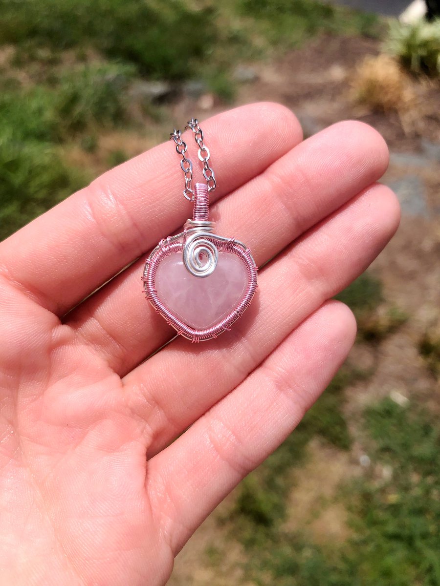 peculiar_pisces's tweet image. custom heart pendant for a friend who is gifting it to her sister 🥺✨💖 dm me for custom heart pendants!! (look below for crystal options)
