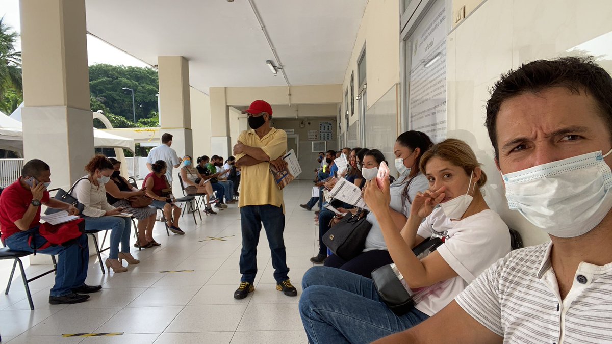tejeda30's tweet photo. @SSALUDVeracruz pésima coordinación en la vacunación en facultad Medicina Ver., se acabaron las vacunas 40-49.. no se sabe cuánto demorarán en traer más dosis ni de dónde las enviarán 😒 https://t.co/pes5lTVVZW