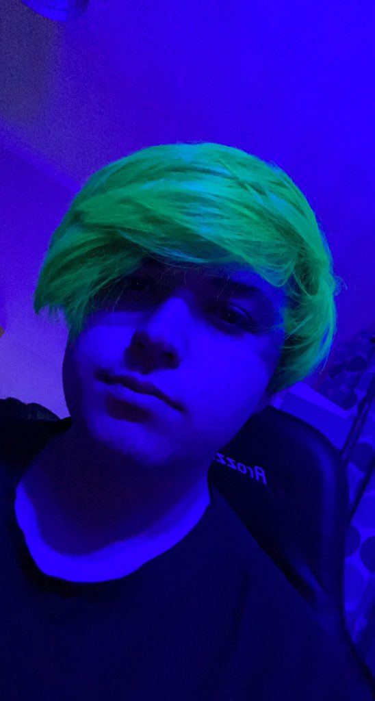 NXRZL's tweet image. They weren’t kidding when they said it’s Toxic UV 🤯💚 

#CrazyColor #ToxicUV