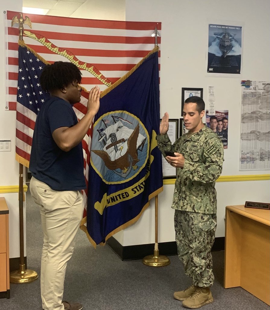 Kendall_JW's tweet photo. Swore in this past Monday ready to get started on this journey @NapsFB @NavyFB @CoachORourke https://t.co/S2H5DFVYHI