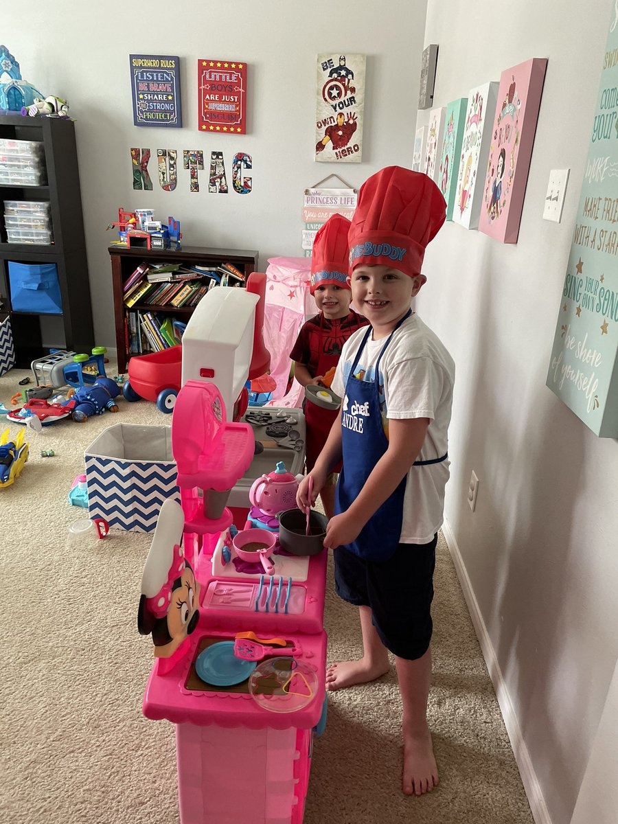 MeganKutac's tweet image. These boys are ready for the @BravoTopChef finale!! #juniorchefs #futureofcooking #TopChefPortland #TopChef #topchef2021 @PadmaLakshmi @tomcolicchio @gailsimmons