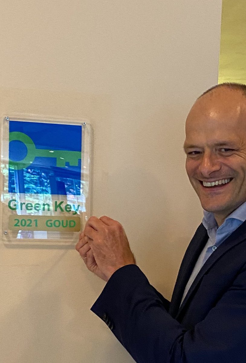 LED-verlichting, energiegebruik, transport, circulariteit, enz. Theater #Kunstmin heeft een gouden #Greenkey-certificaat gehaald voor de #verduurzaming van de organisatie. Applaus! En een voorbeeld voor andere bedrijven. Ik mocht vandaag het bijbehorende bordje vastschroeven