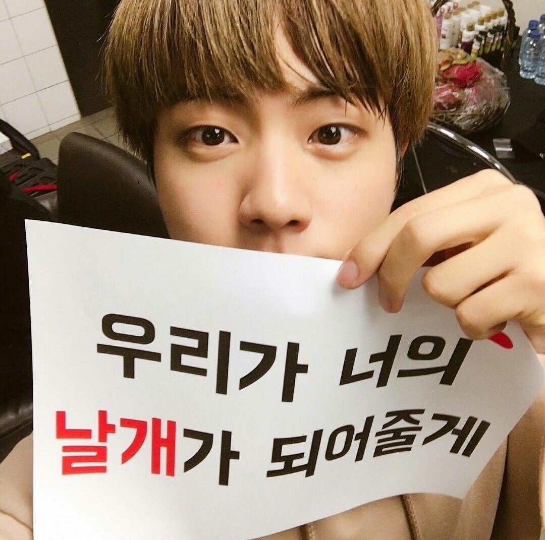 7STARS_twt's tweet photo. ▪︎ ☆ 𝟳𝙎𝙏𝘼𝙍𝙎 ¡ #𝗘𝗩𝗘𝗡𝗧 ✨  
#1TEAMDAY #VIBEw1TEAM

Vante ya se encuentra con su cartelito en el gran día para los chicos de @1teamoff y poder sacar su lado fan de ellos. Le dijimos que nos consiguiera la firma de todos los miembros ya que somos fans https://t.co/NUk2YUZVpZ