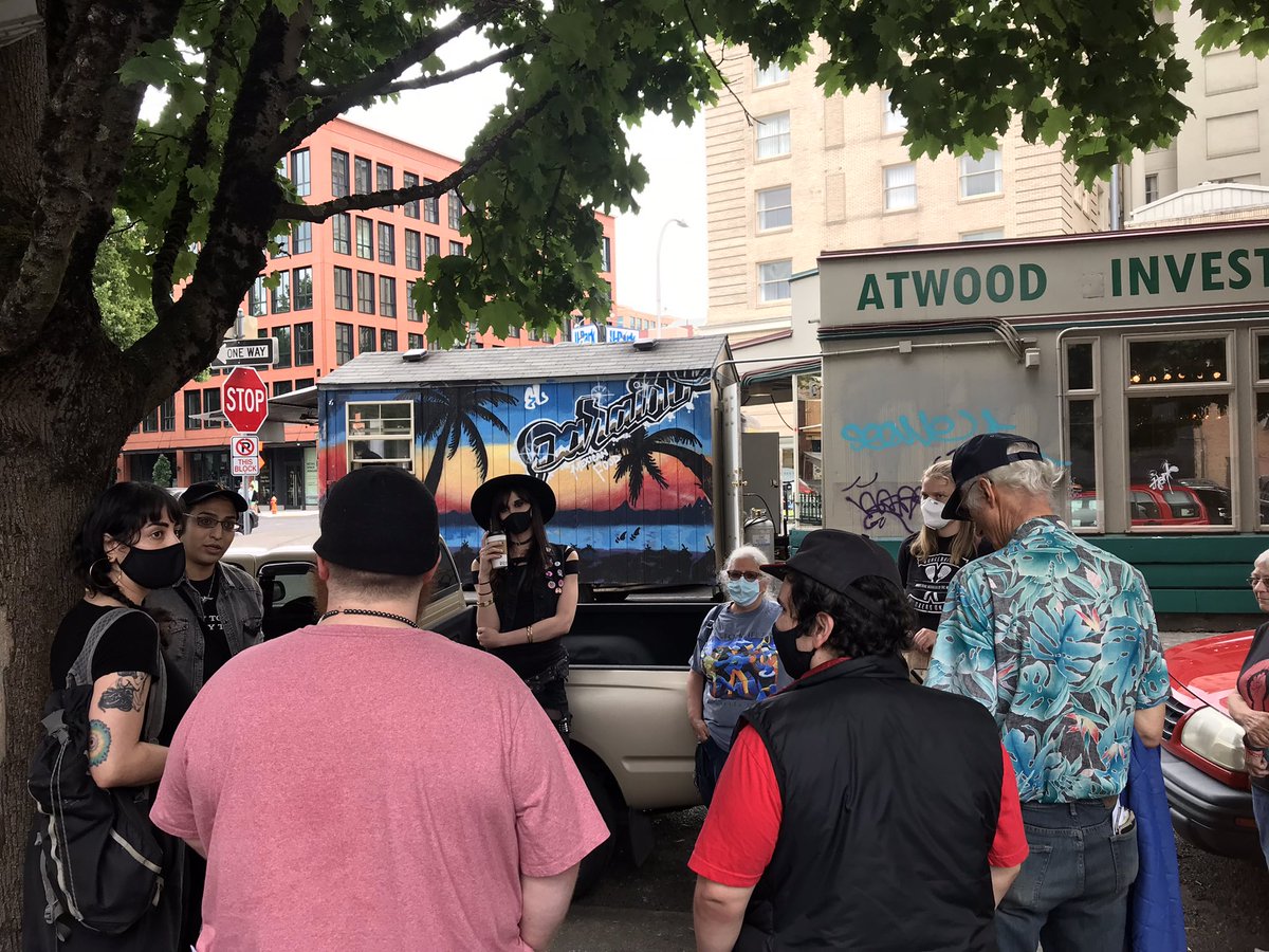 🔥🍩Today JwJ + members of the coalition <a href="/ILWULocal5/">ILWU Local 5</a>, CWA Local 7901, a retired letter carrier &amp; VA worker joined a delegation with <a href="/DWU_PDX/">Doughnut Workers United</a>.

We let management of Voodoo Doughnut know that firing workers for going on a *safety strike* in 115 degree heat is illegal and unjust.