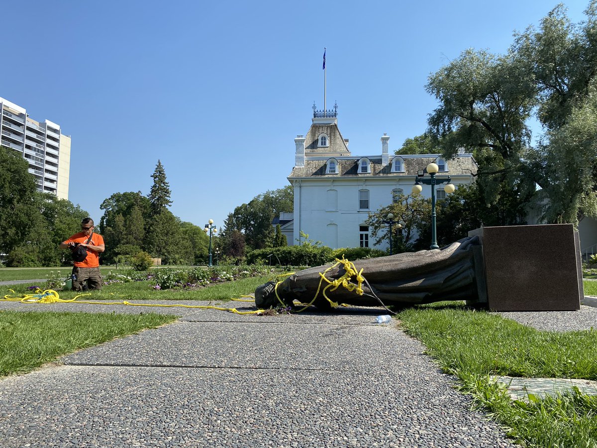 Non loin de là, à côté de la résidence du lieutenant-gouverneur, une autre statue, celle de la Reine Eizabeth, a été projetée au sol. #rcmb #pensionnats #autochtones