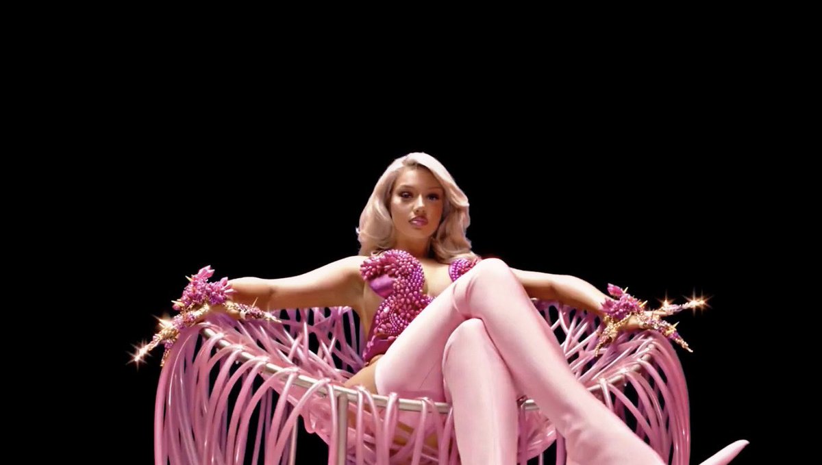 shrzzle's tweet photo. UND ÜBRIGENS BARBIE'S ECHTER NAME IST BARBARA💖 @ShirinDavid https://t.co/3rTx6J2AQF