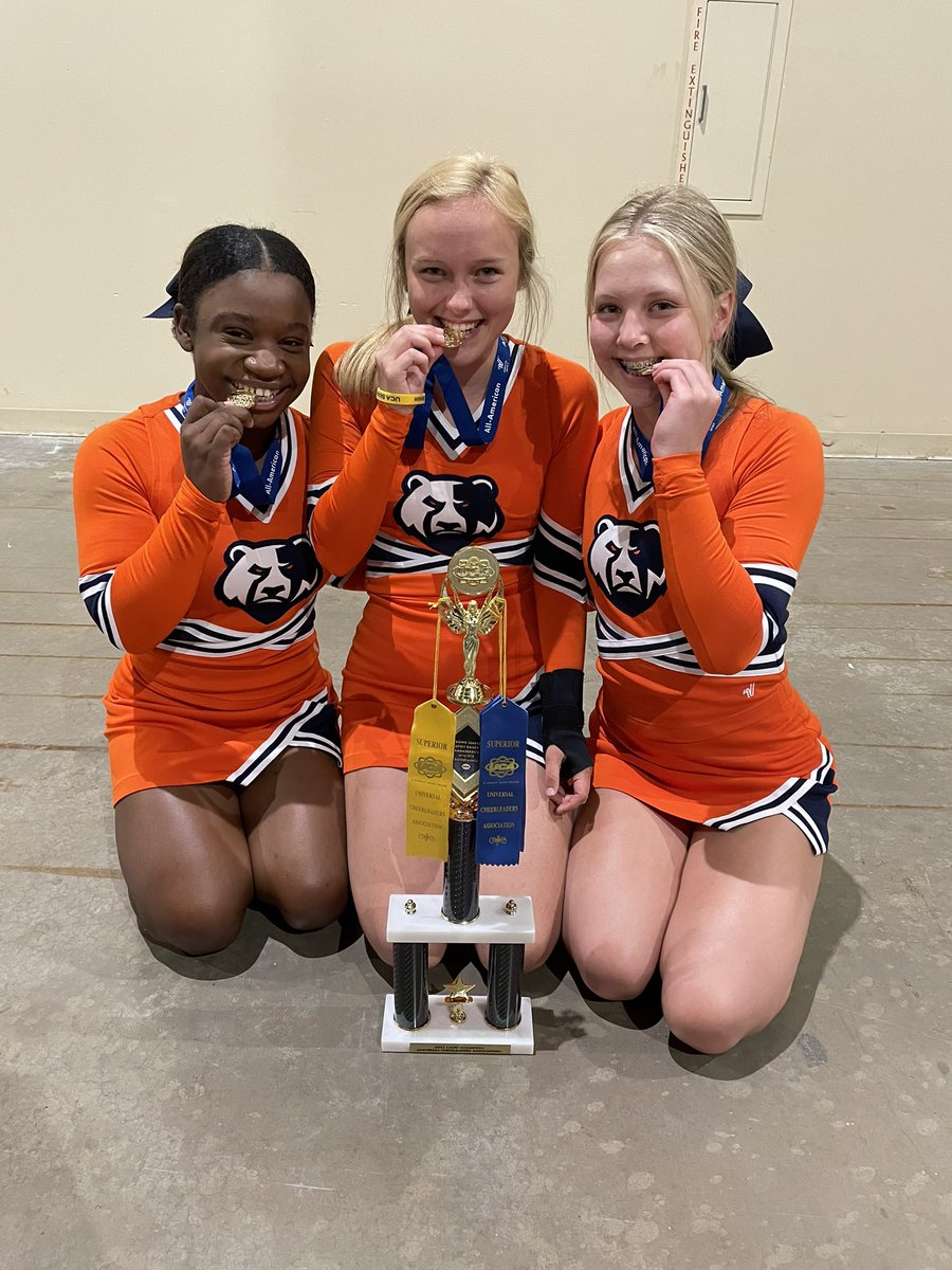 GlennGrizCheer's tweet photo. Coming home from UCA Camp with two spirit sticks, three All-American Cheerleaders and FIRST PLACE for our Rally Routine! Bring on FNL! 🏈 #Werk @UCAupdates @VarsitySpirit https://t.co/dnKV6FbTxT