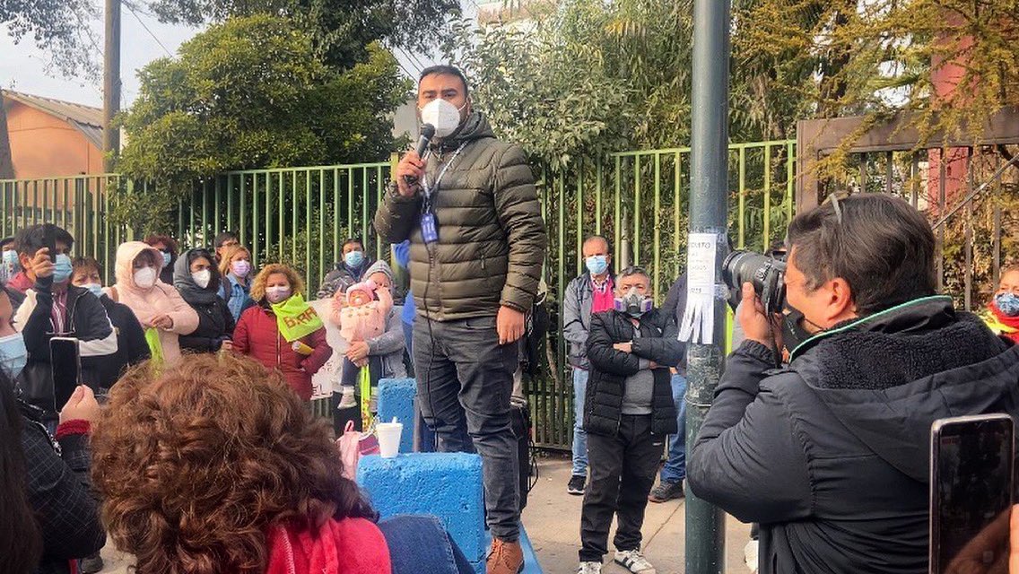 CaiceoConcejal's tweet photo. Esta mañana estuvimos acompañando a apoderad-s y trabajador-s de @SLEPB, con quienes nos manifestamos en contra del retorno a clases impuesto por el @mineducchile.

#BarrancasNoRetorna https://t.co/ccgJUA5bLy