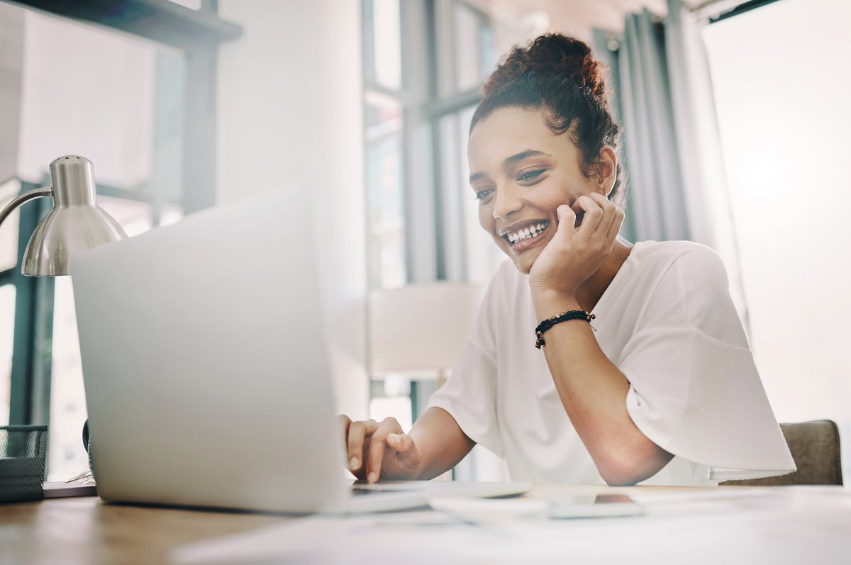 ExperimaxUS's tweet photo. "Experimax will be providing three scholarships, resulting in the donation of MacBook Air laptops and other tech products to women in the Girl Develop It program, as well as ongoing donations and support throughout the year." https://t.co/tDMdxM3oT9 https://t.co/ItYEwqREl6