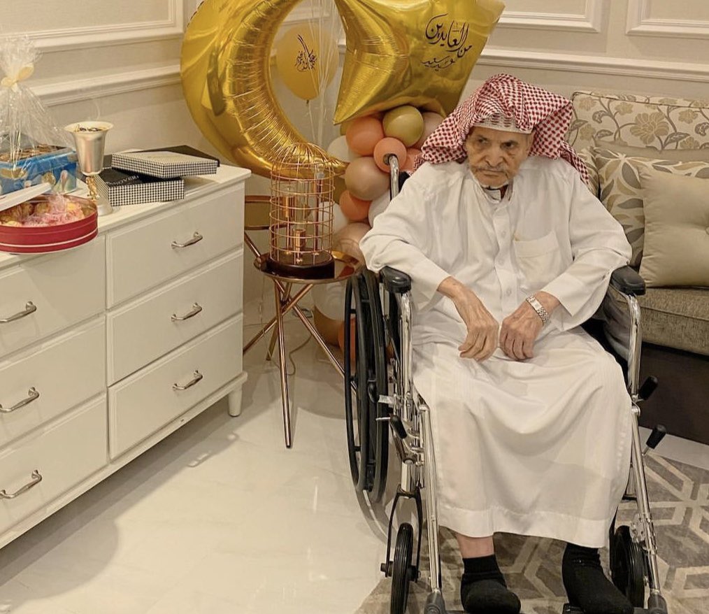 LjnanAl's tweet photo. ، ادعو الله أن أراه  في الجنه ضاحكًا مستبشرًا  سعيدًا بما آتاه  الله مِن نعيم و ترف اللهم أرحم والد الجميع  واغفر له.  اللهم أرحم عبدك عبدالعزيز المسعود واسكنه جناتك🙌🏻 يوشا_عبدالعزيز https://t.co/iurX6bkS58