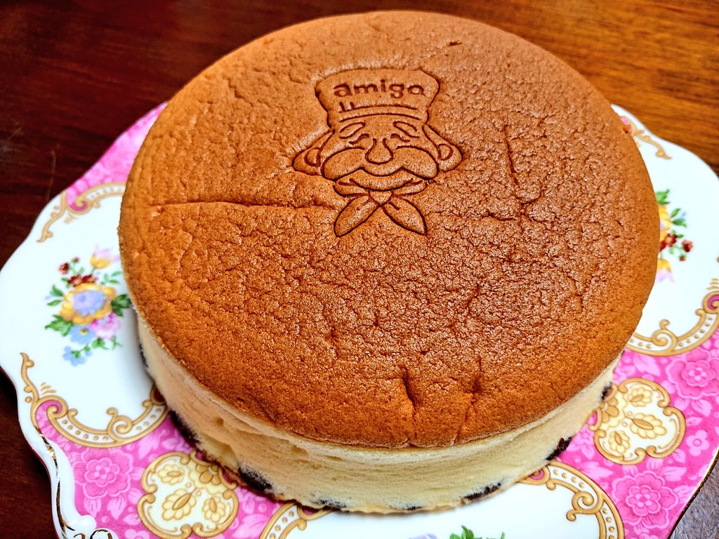 Yumi 三重県庁のすぐそばで最近オープンした アミーゴ のチーズケーキ を見つけて 早速並んで買いました 一度に焼ける数が少なくて店内混んでました フワッフワのスフレチーズケーキ美味しかったです アミーゴ Amigo チーズケーキ スフレチーズ