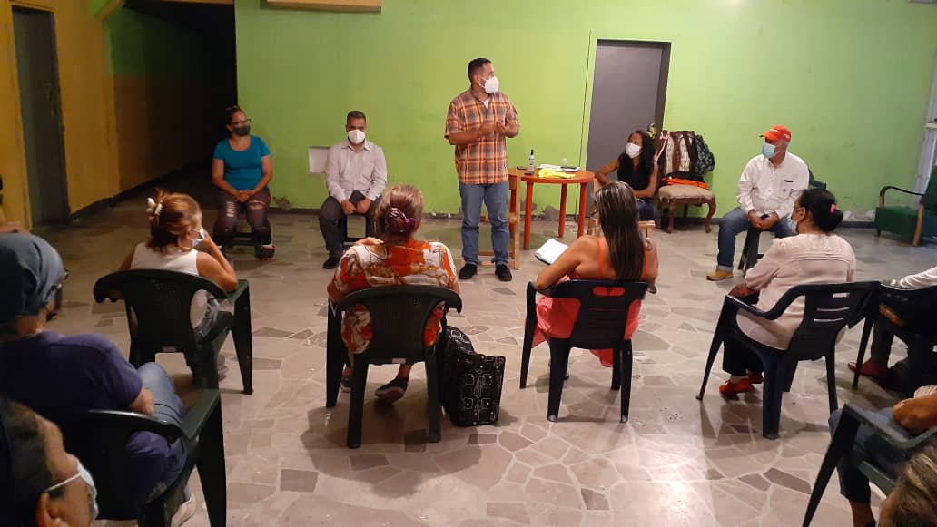 LeninSosa11's tweet photo. ¡Con las bases me la juego! Felicitamos a nuestras estructuras de Base de #PetareOeste y de la #ComunaApacuana en la parroquia #LeoncioMartínez por la jornada Histórica que protagonizaron en el @PartidoPSUV el pasado domingo 27J. Continuamos afinando motores #DefendiendoElFuturo https://t.co/pRul3rpeq3