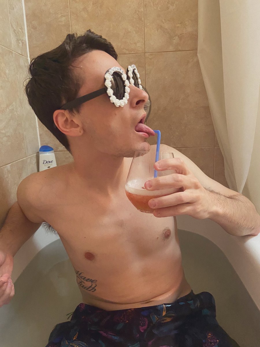 cs0mers316's tweet photo. It��s worth mentioning that @JamesCream_ and I had an NYC pool party yesterday to beat the heat https://t.co/5LBY89LehZ