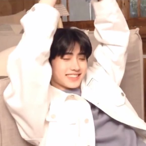 tiny sunghoon tweet media