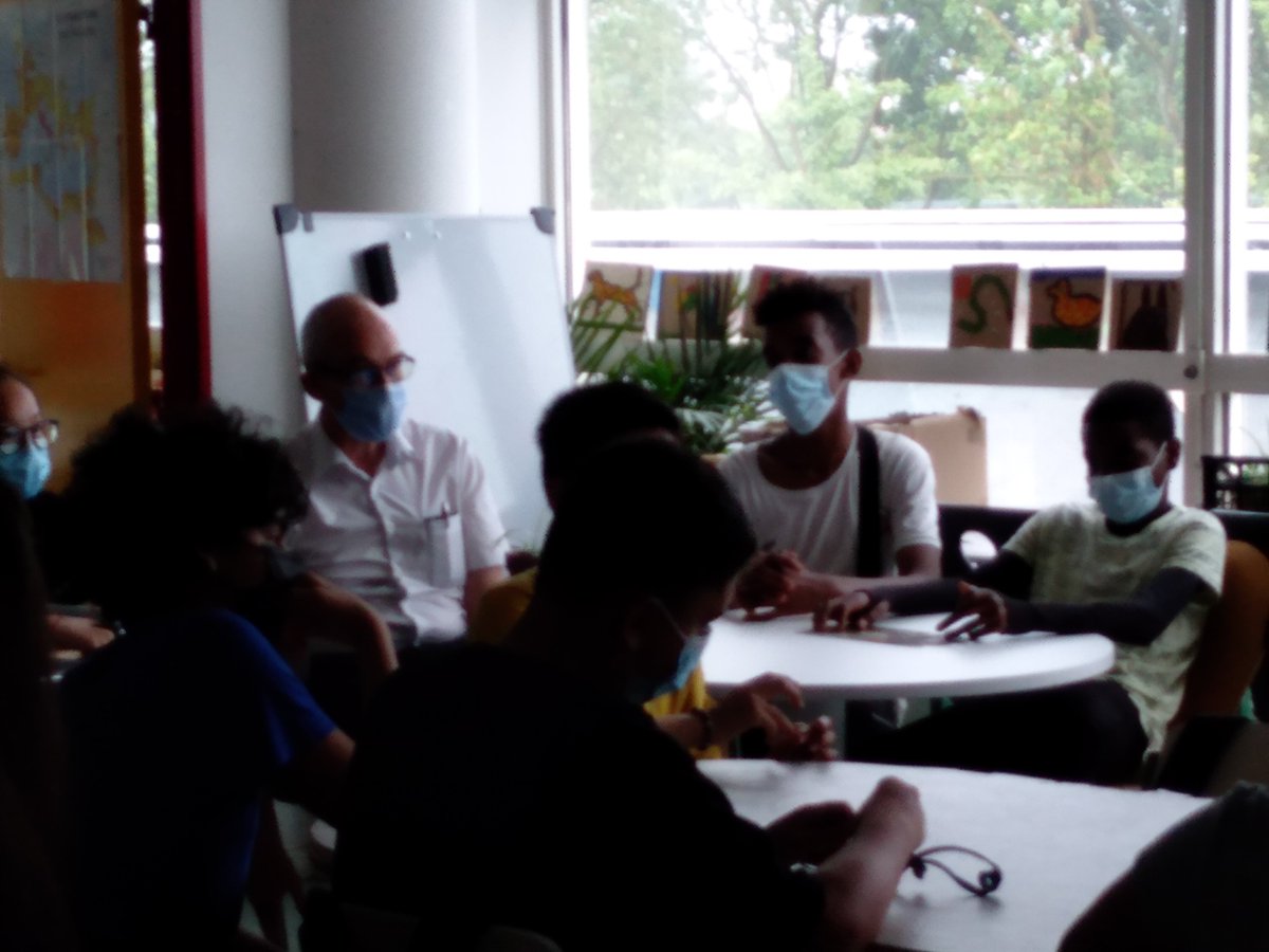 Une visite du maire de #Gennevilliers <a href="/patrice_leclerc/">Patrice Leclerc - Gennevilliers 🔻🐝</a> en <a href="/4eCinc/">La 4è CINC</a> au collège <a href="/ClgEdouard/">Clg Edouard Vaillant</a> dans le cadre du projet #Gennepolis. Un moment d'échange pour les élèves autour de leur ville, de son histoire et de la façon dont ils la vivent quotidiennement. 🦉🌇 Un immense merci à lui !