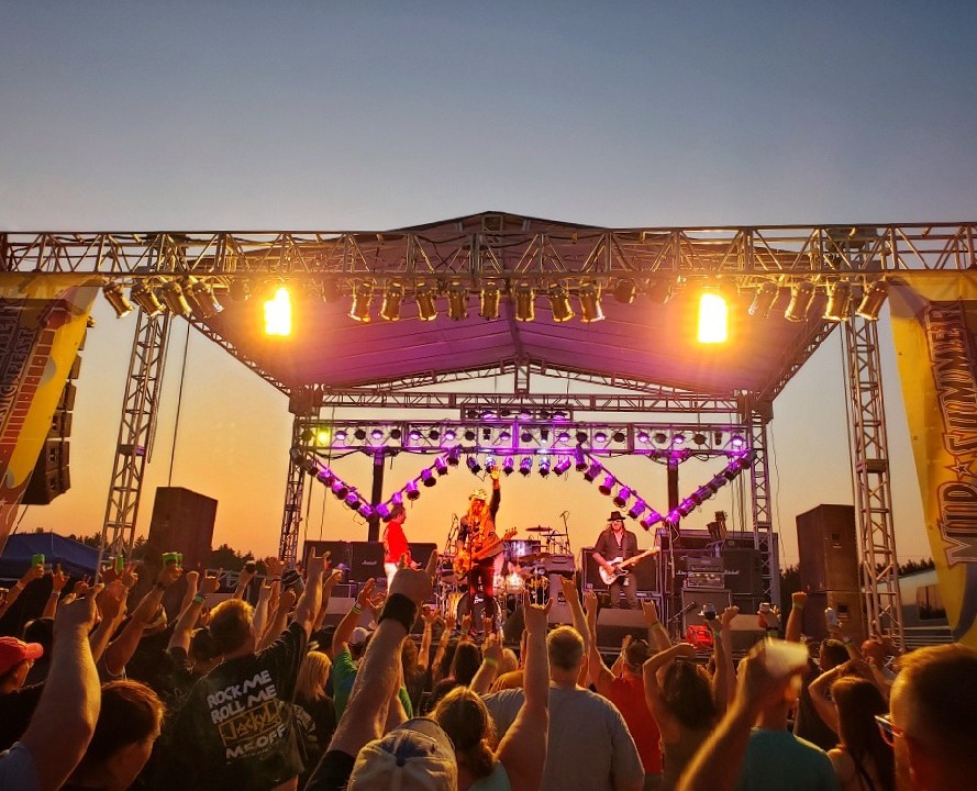 ChipZnuff's tweet photo. Thank you @Midsummermusicfest and @jackyljesse for your lovely show of hands and voices @MonstersOfRock https://t.co/EBDv7DUQfk