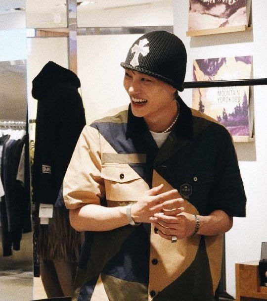 kokokbop's tweet photo. TWO PRETTY BESTIES:

SEHUN                                      JONGIN https://t.co/15NpCYyeSs