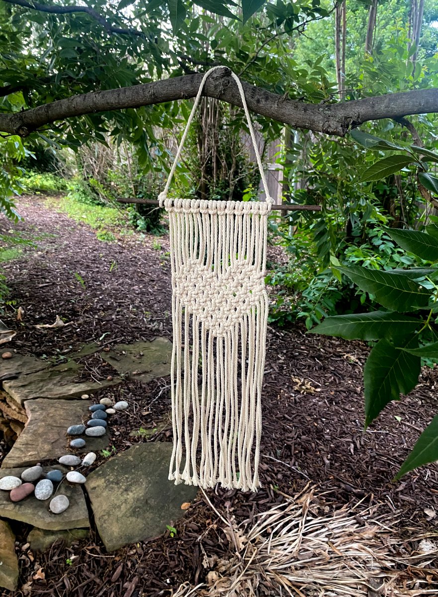 manukacreations's tweet image. TWO macrame heart wall hangings added to my shop today!! 🤍🌱

i decided not to trim the ends on the first one, digging the organic look ☾

♡  ♡  ♡