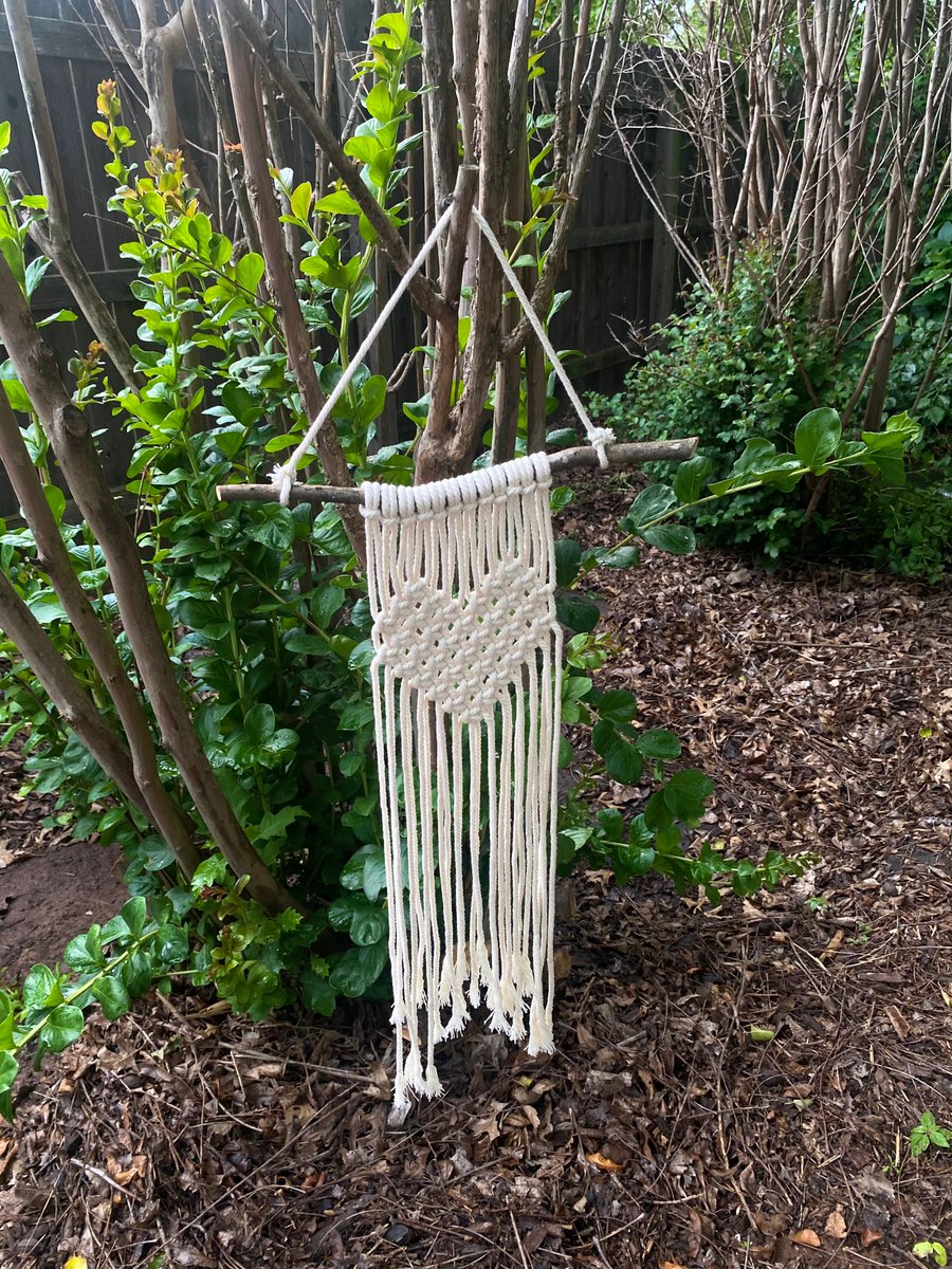 manukacreations's tweet image. TWO macrame heart wall hangings added to my shop today!! 🤍🌱

i decided not to trim the ends on the first one, digging the organic look ☾

♡  ♡  ♡