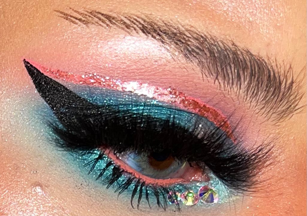 CallMeKHefner's tweet photo. one of my favorite color combos 💋 feat. @JeffreeStar blue blood palette &amp; 714 liquid lipstick, @hudabeauty pastel mint obsession palette, &amp; @baddieblashes in baddie and smoked out https://t.co/quvN0mwrE2