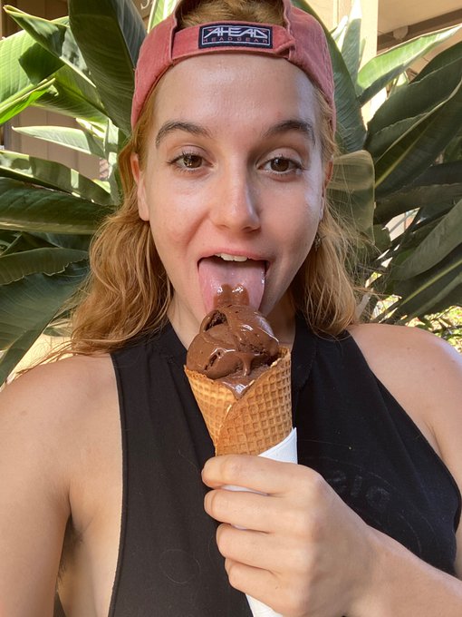 Stuffing my face &amp; then going live on onlyfans at 6pm pst to play with my new ukulele and double-ended<a href="/tag/mvsales"class="tags"><span>#mvsales</span></a>