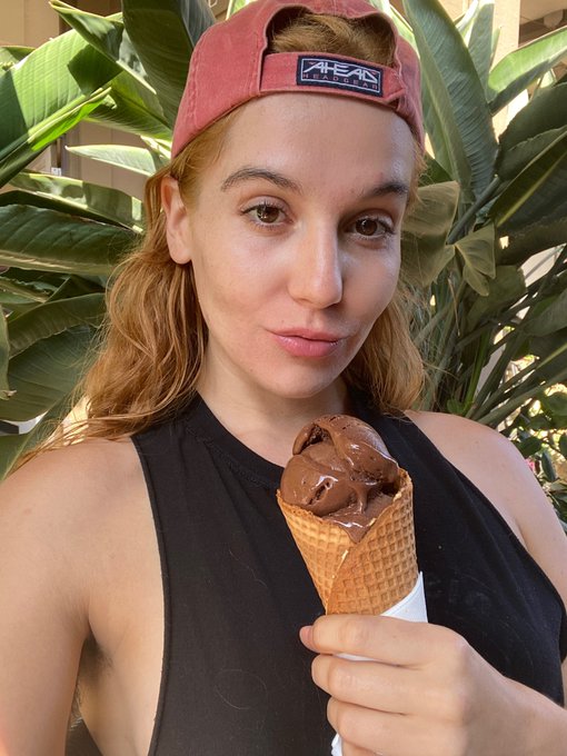 Stuffing my face &amp; then going live on onlyfans at 6pm pst to play with my new ukulele and double-ended<a href="/tag/mvsales"class="tags"><span>#mvsales</span></a>