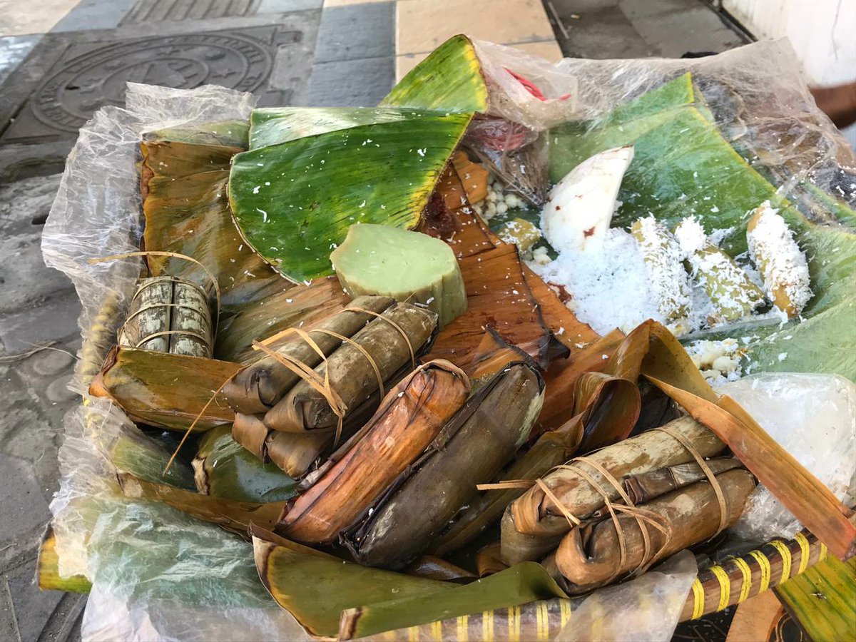 infotegal's tweet photo. Kapur dan alu-alu, seakan tidak pernah dipisahkan. Mereka hanya akan terpisah saat sudah tersedia di piring. Tapi memang  kedua jajanan tradisional ini ngangenin banget. 

Selamat datang hari Jum'at. 

#Tegal #Slawi #infotegal #kulinertegal #tegalculinary https://t.co/c8kJG0ZYQT