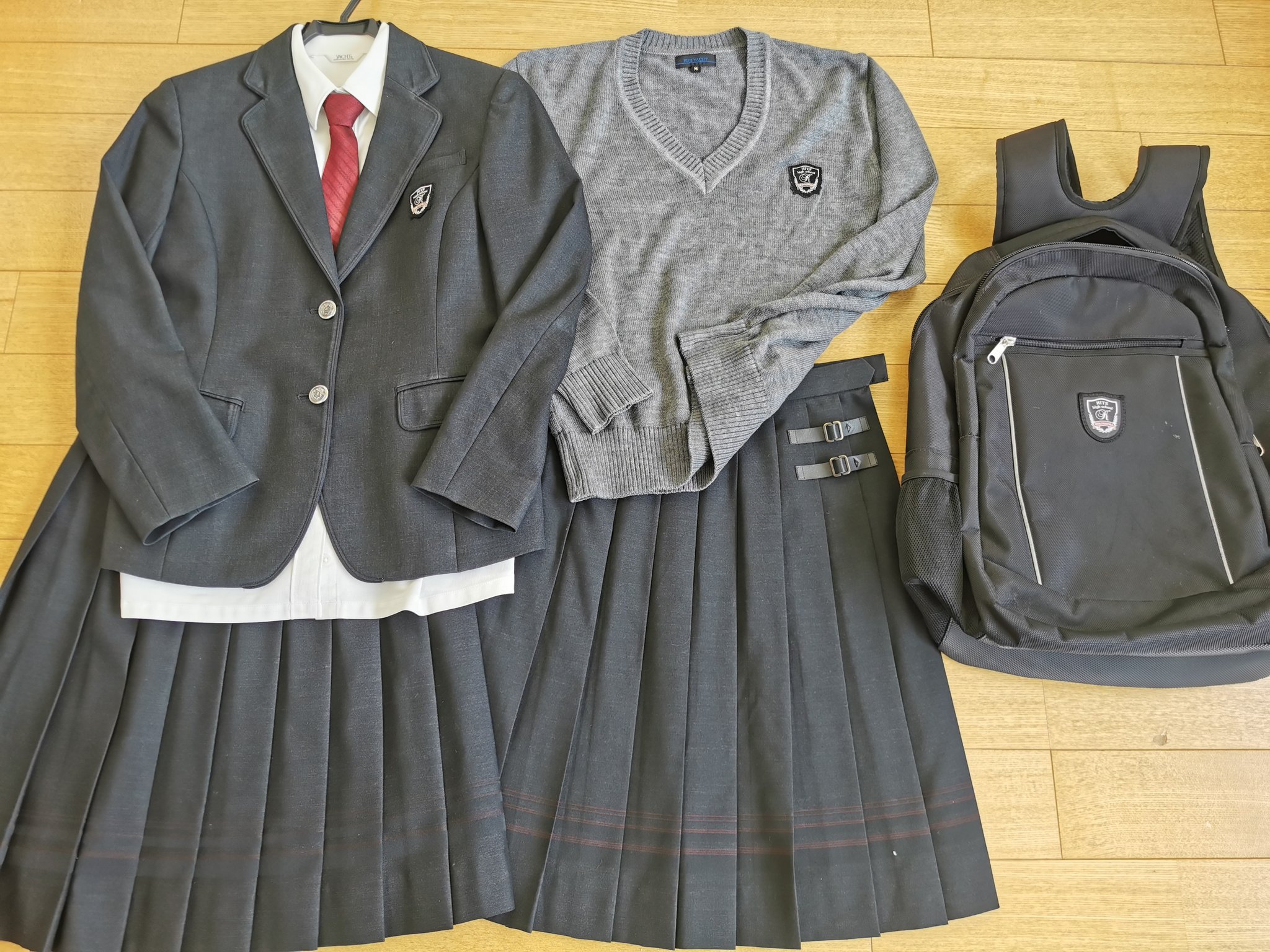 制服買取 デジタルウェブ 広島工業大学高校 広島県 の制服セットを買い取らせて頂きました ネクタイ姿のブレザー制服 スカートは裾にライン入り 飾りベルトも付きます デジタルウェブへお売り頂きありがとうございました 制服 学生服 制服買取